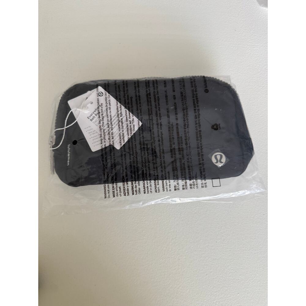 Lululemon Brand New Original Everywhere Belt Bag Black 1L Men Women Crossbody - Picture 3 of 5